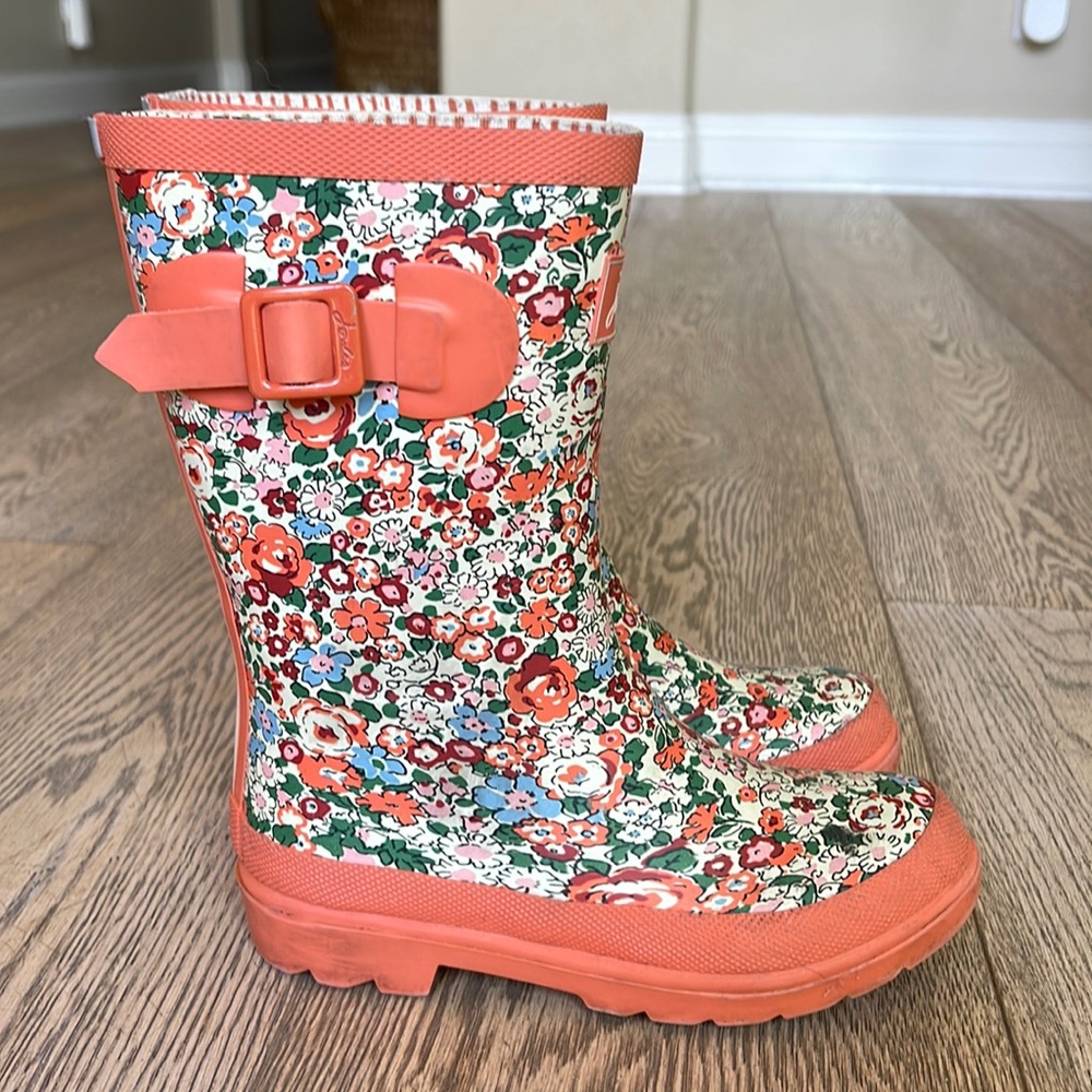 Very cute rain boots